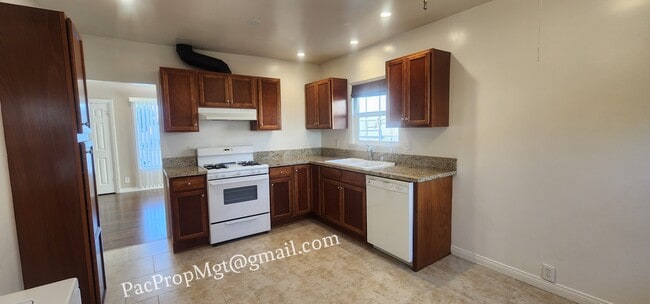 Kitchen - 25120 Eshelman Ave