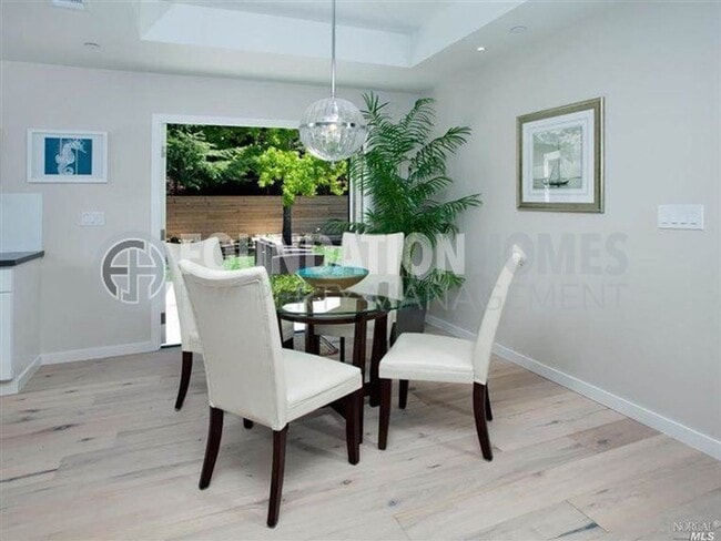 Building Photo - Remodeled 4BD/2BA in Prime Tiburon Locatio...