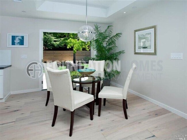 Foto del edificio - Remodeled 4BD/2BA in Prime Tiburon Locatio...