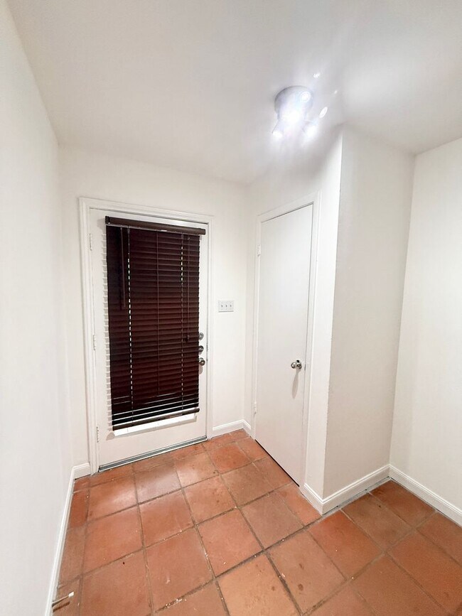 Foto del edificio - Modern 2/2.5/1 Townhome Across From The Me...