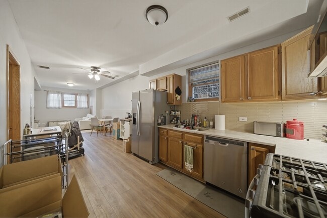 Building Photo - 844 N Wood St