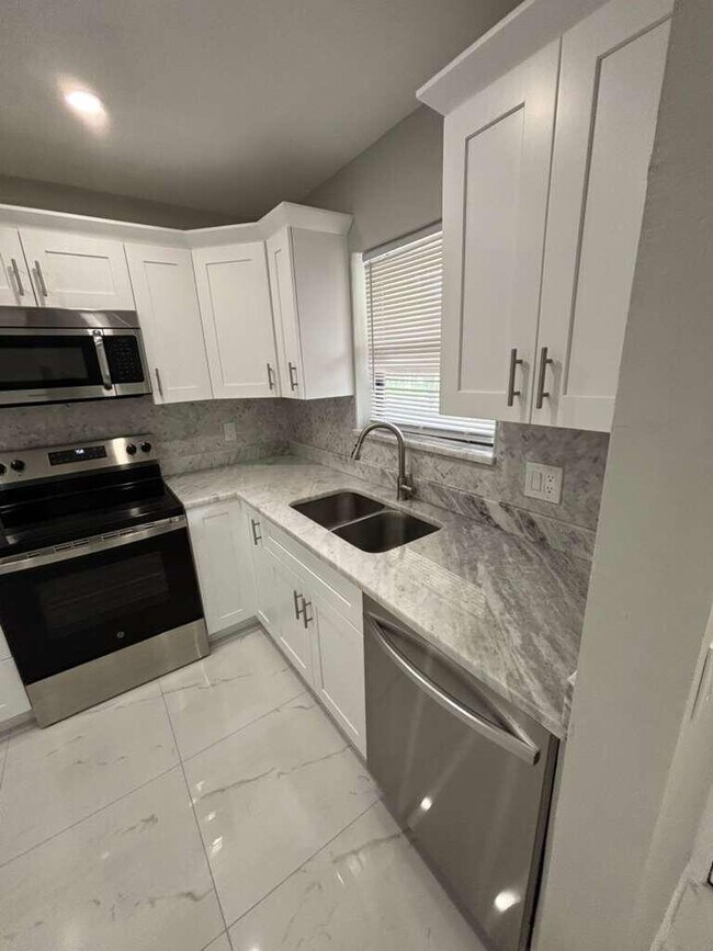Foto del edificio - 21913 Lake Forest Cir
