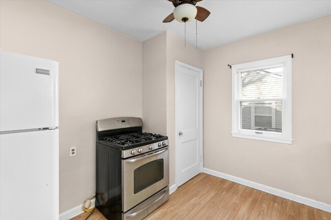 Building Photo - Charming 2-Bedroom Bungalow with Gleaming Hardwood Floors in Des Moines Area