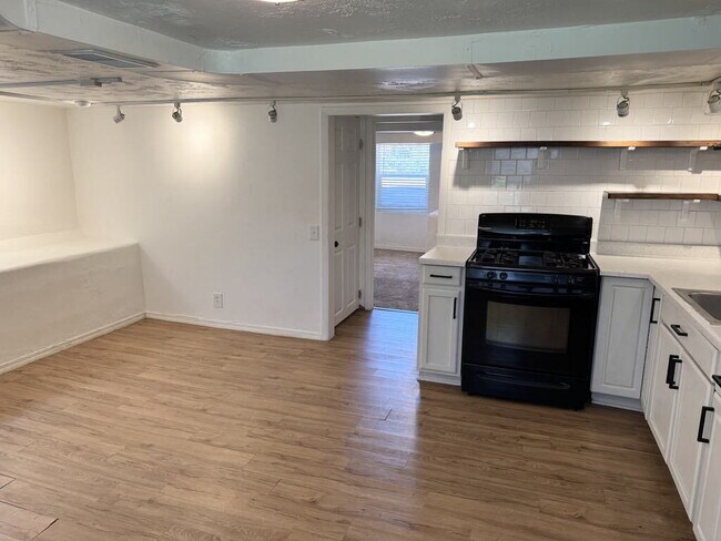 Foto del edificio - "Charming 2-Bed Apartment with ALL UTILITI...