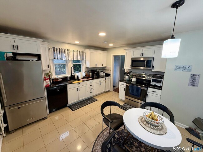 Building Photo - 64 Hickory St