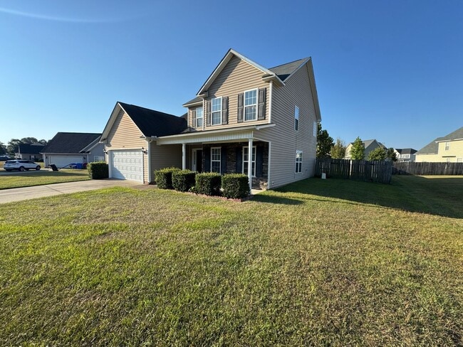 Building Photo - Spacious 3 Bed 2.5 Bath Home with Fenced Yard