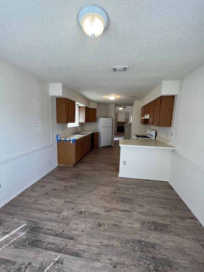 Building Photo - PREALEASING FOR APRIL! 3 bedroom with Patio Great for Entertainment!