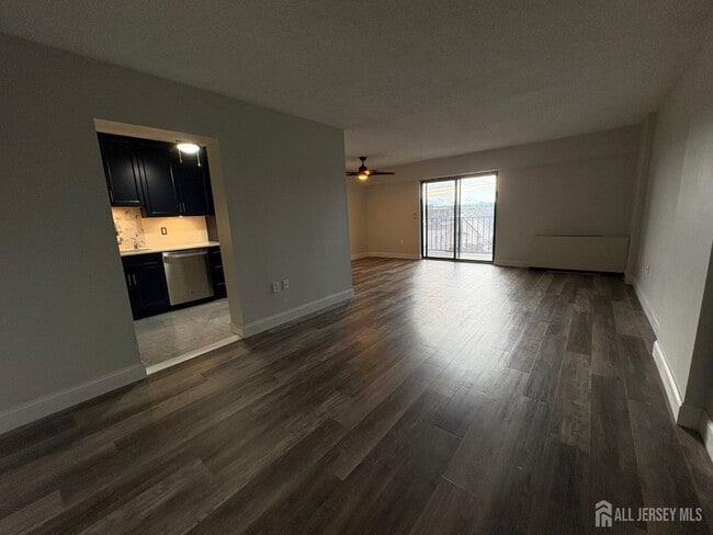 Building Photo - 10 N Wood Ave