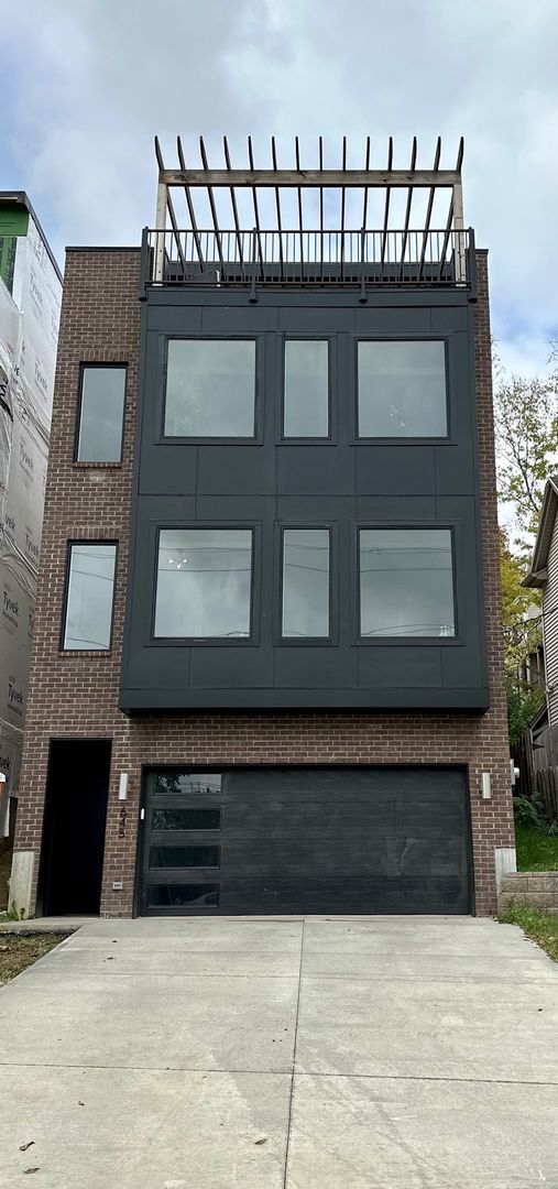 Building Photo - Luxury Townhouse with Beautiful Rooftop Te...