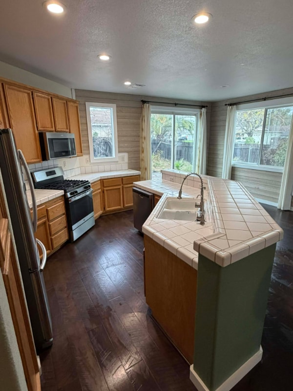 Building Photo - 6931 Loheit Way