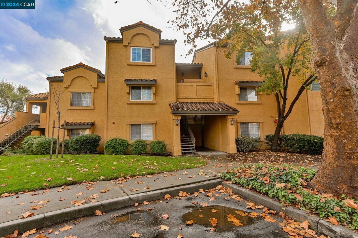 Foto principal - 440 Bollinger Canyon Ln