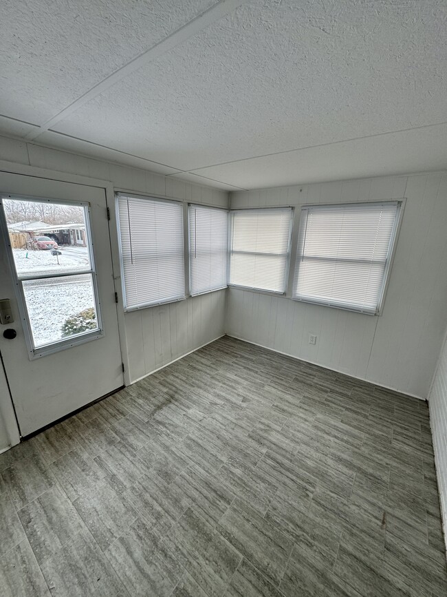 Building Photo - 1640 Englewood - Awesome 2 bed/1 bath Ranc...
