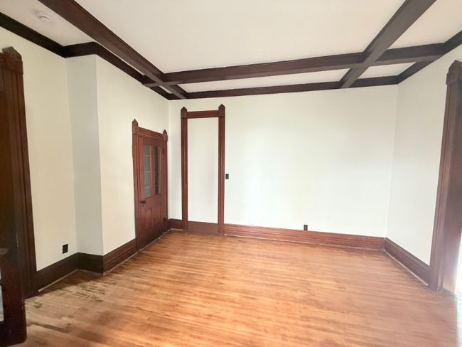 Building Photo - 1603 E Oak St