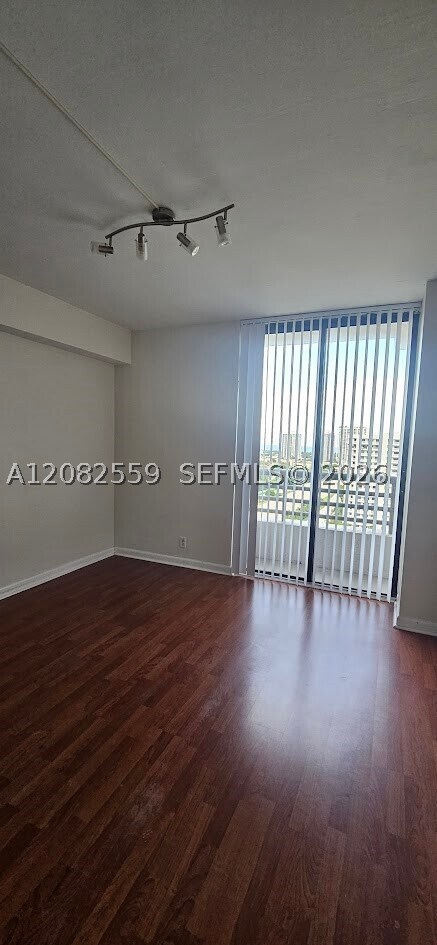 Foto del edificio - 3300 NE 191st St