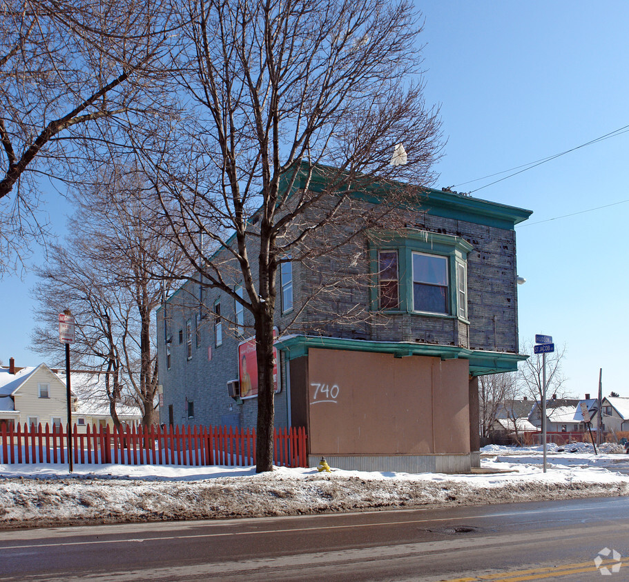 Foto del edificio - 740 Hudson Ave