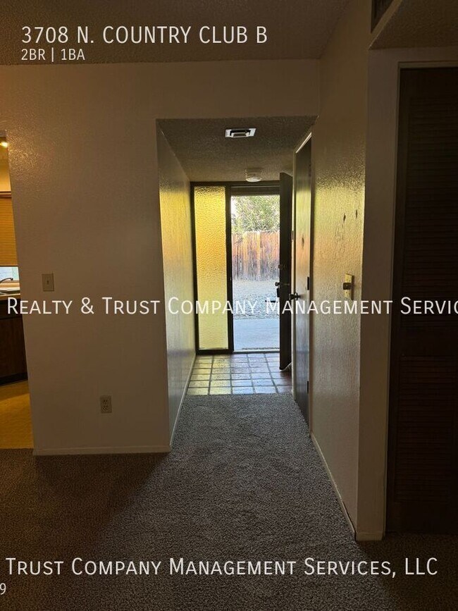 Building Photo - 3708 N Country Club Rd