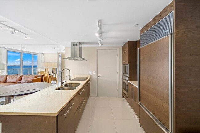 Building Photo - 495 Brickell Ave