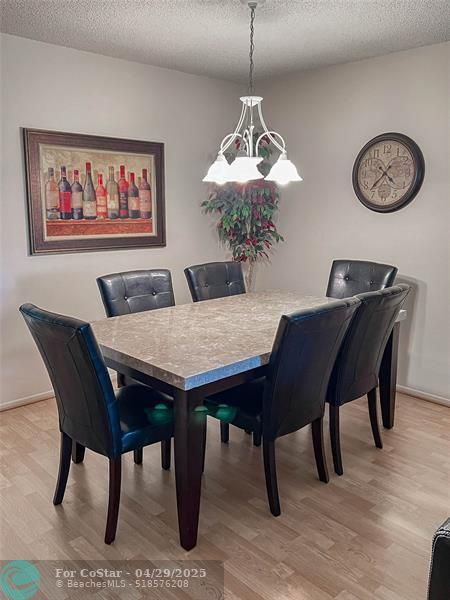 Foto del edificio - 806 Cypress Grove Ln