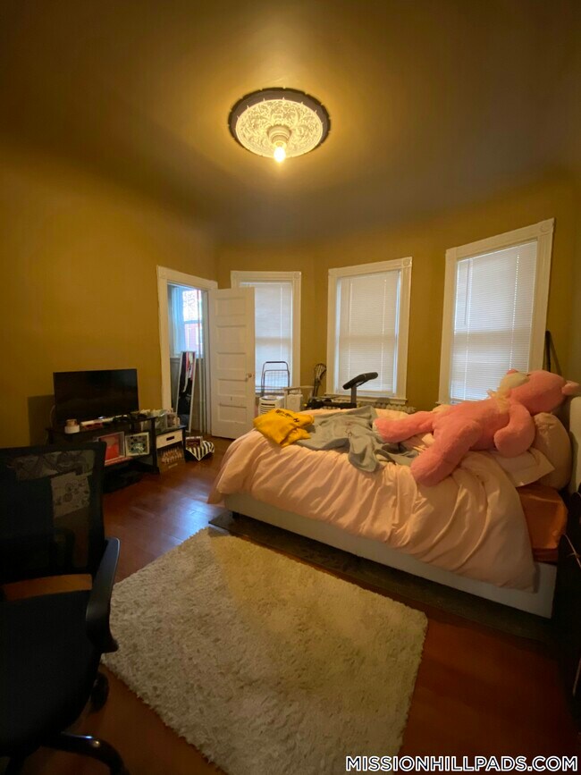 Building Photo - 10 Sachem St