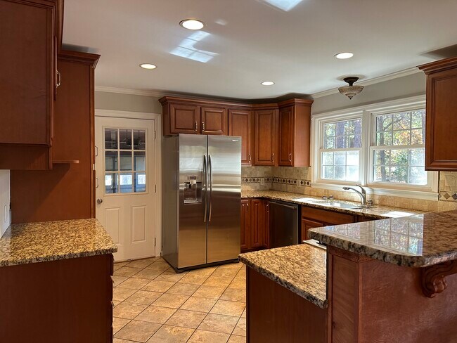Building Photo - 147 Pine Ridge Dr