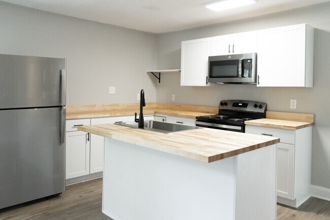 Building Photo - Downtown Aiken Home