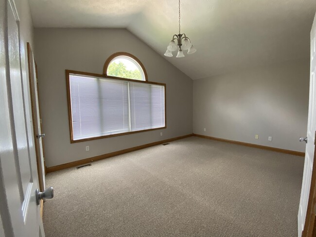 Building Photo - 14 Seneca Ct