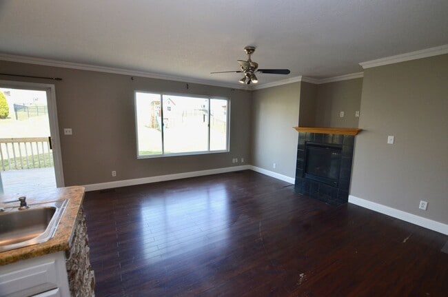 Building Photo - Desirable Brook Run Village Home!