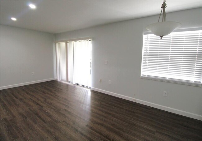 Building Photo - 2467 Twin Dr