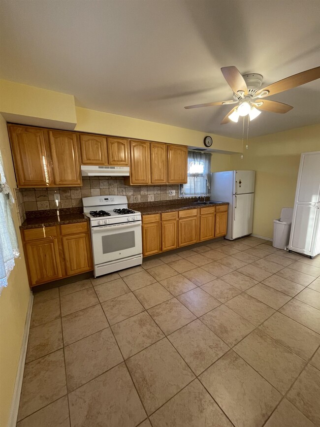 Building Photo - 908 River Dr