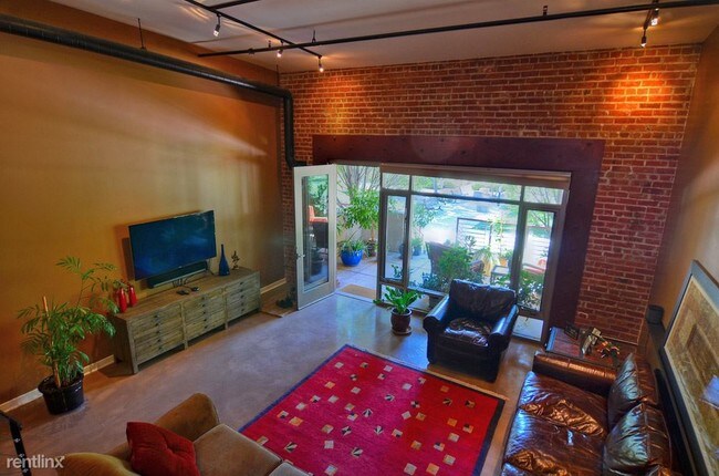 Building Photo - 564 Manzana Pl