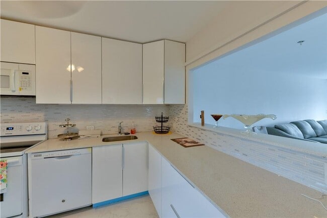 Foto del edificio - 2751 N Palm Aire Dr