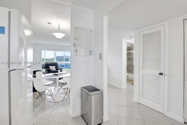 Foto del edificio - 8400 Sunrise Lakes Blvd