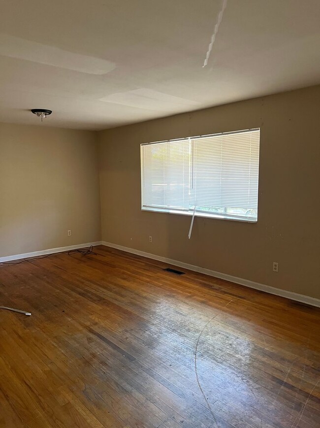 Building Photo - Cozy 3 Bedroom 1.5 Bath Home Available in ...