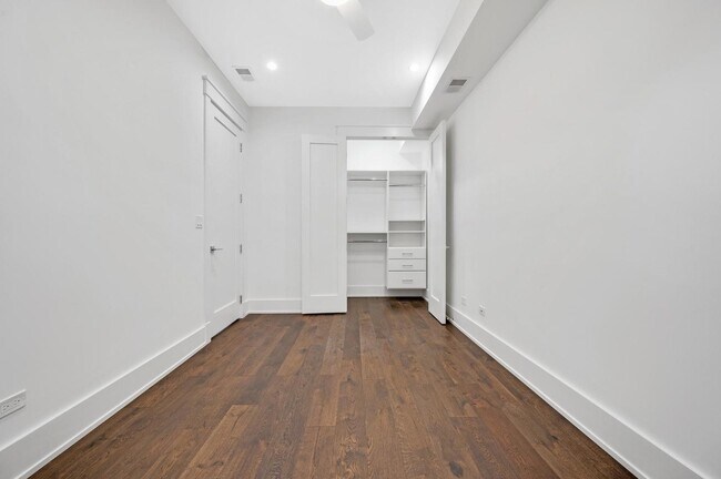 Building Photo - 653 W Wrightwood Ave
