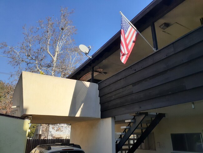 Apartamento en la planta superior con amplio patio. - 1514 Penmar Ave