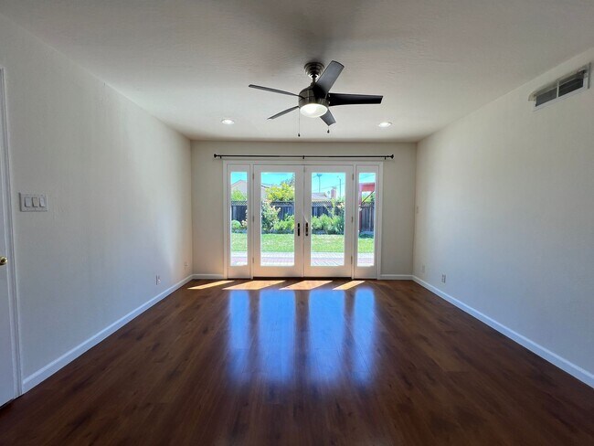 Foto del edificio - Updated Single Story Home located in Conve...