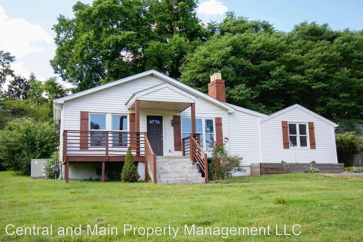 3 br, 2.5 bath House 3213 Buffat Mill Road House Rental in Knoxville, TN