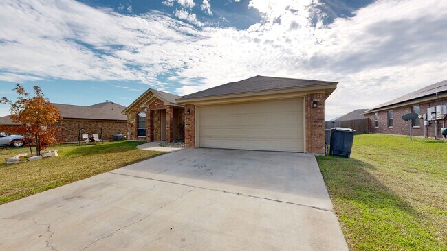 Building Photo - AVAILABLE NOW READY FOR IMMEDIATE OCCUPANC...