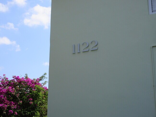 Foto del edificio - 1122 N H St
