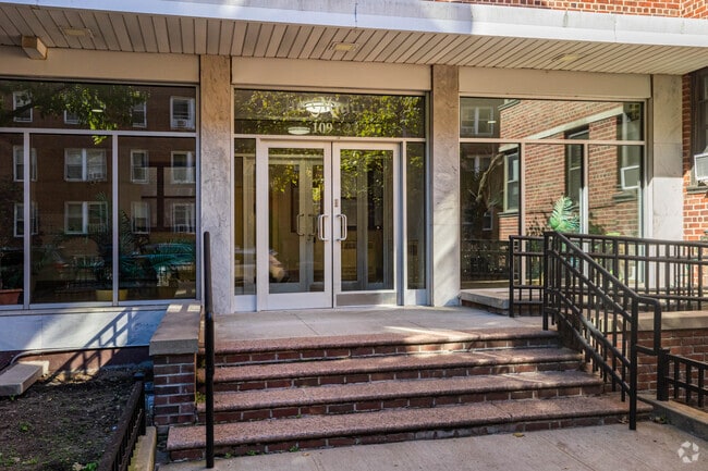 Entrada del edificio - 10923 71st Rd