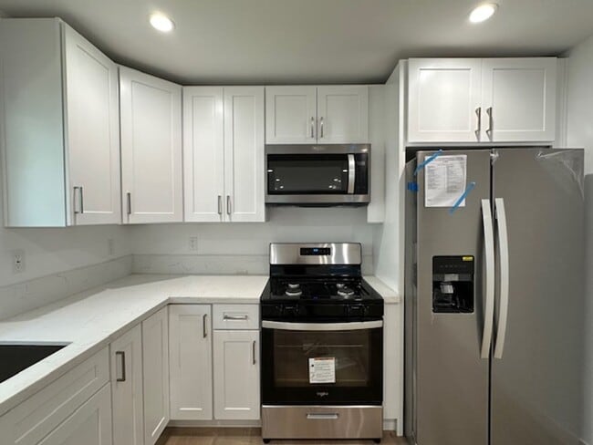 Foto del edificio - Completely remodeled and located on a quie...