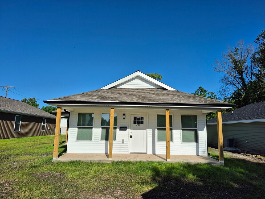 Primary Photo - 506 N Devon St