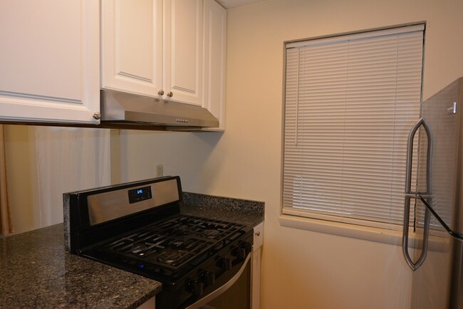 Building Photo - 10 Shrewsbury Green Dr