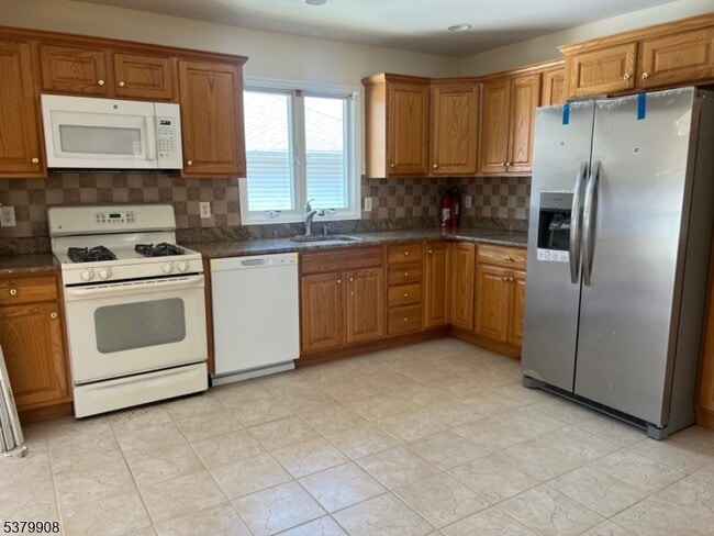 Building Photo - 346 River Dr