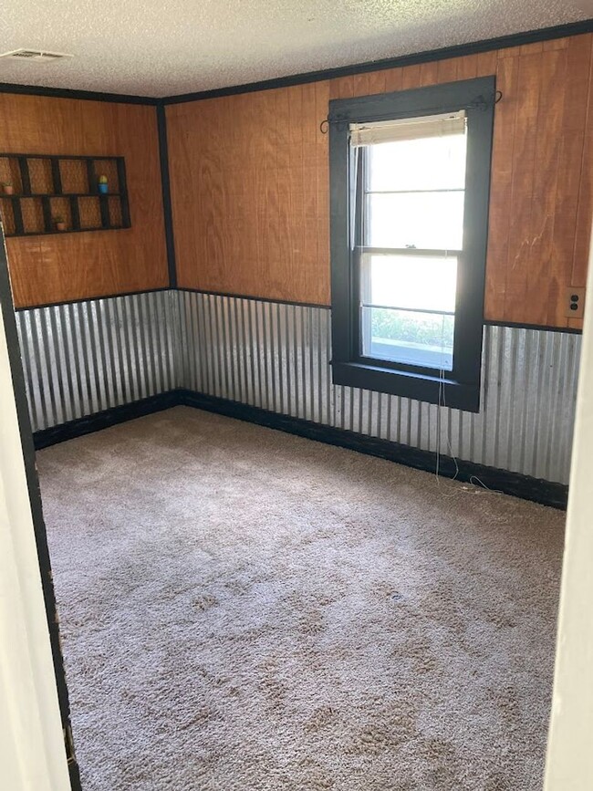 Building Photo - MAY AVAILABILITY ! Adorable 2 bedroom 1 ba...