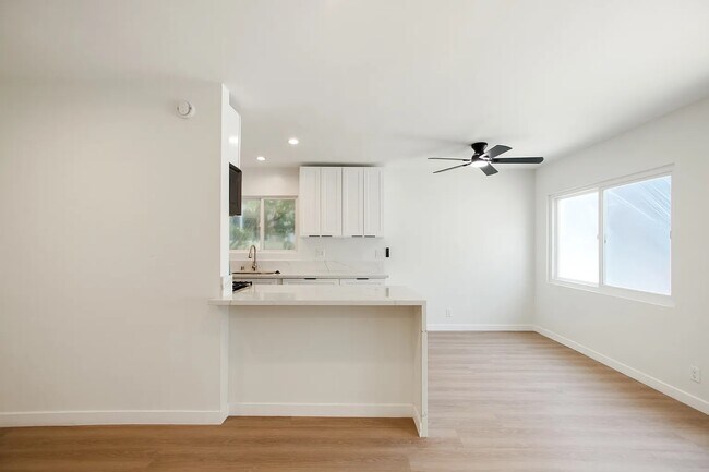 Building Photo - 352 S Doheny Dr