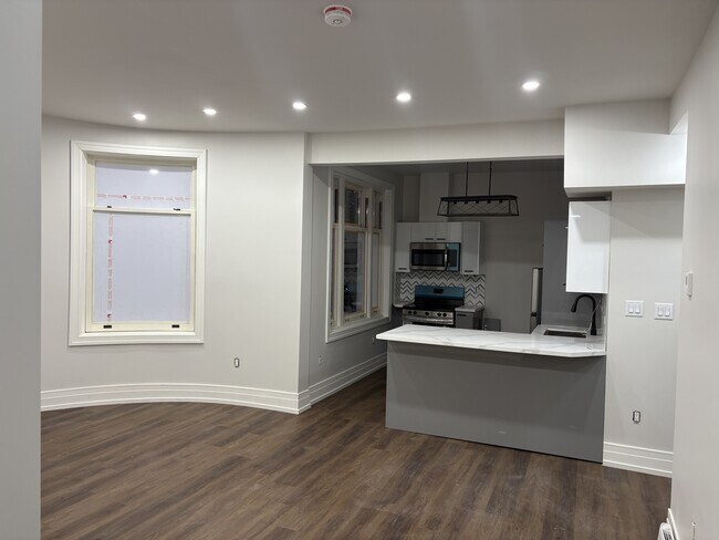 Photo du bâtiment - 52-52 Charlton Ave W