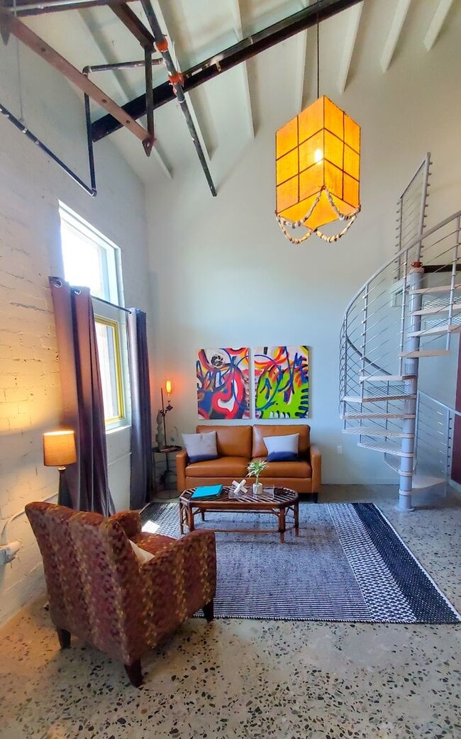 Building Photo - 1020 E 6th St