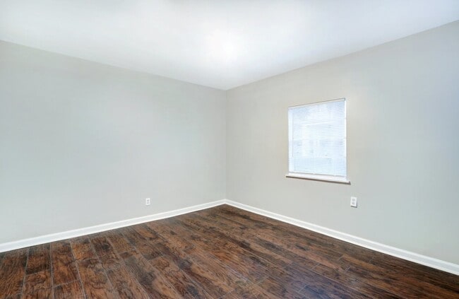 Building Photo - 1121