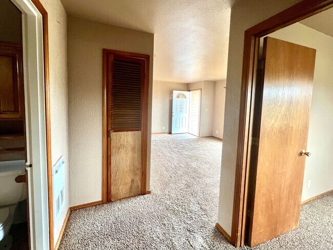 Foto del edificio - Cozy 2 Bedroom Home with Backyard & Garage